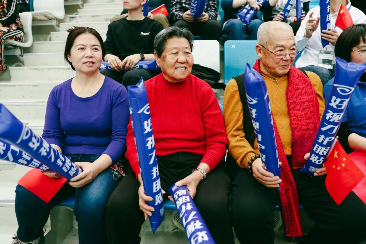 好視力會(huì)員相聚水立方  65歲老人齊過(guò)“女神節(jié)”